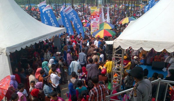 Gubernur Jambi Hasan Basri Agus (HBA) resmi membuka acara panjat pinang massal yang digelar Jambi Ekspres